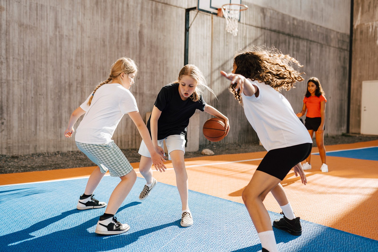 Barn spelar basket.