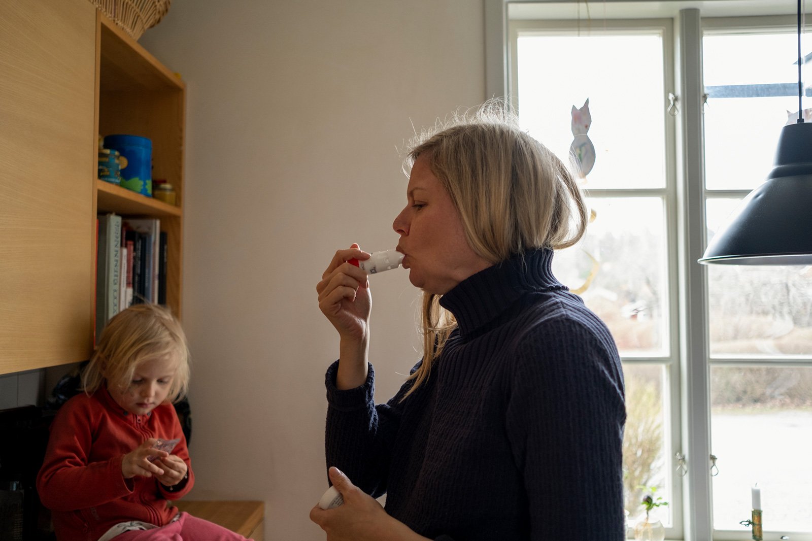 En kvinna använder en inhalator.